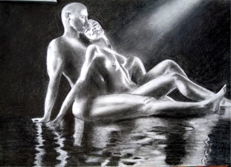 un couple nu dans l'eau